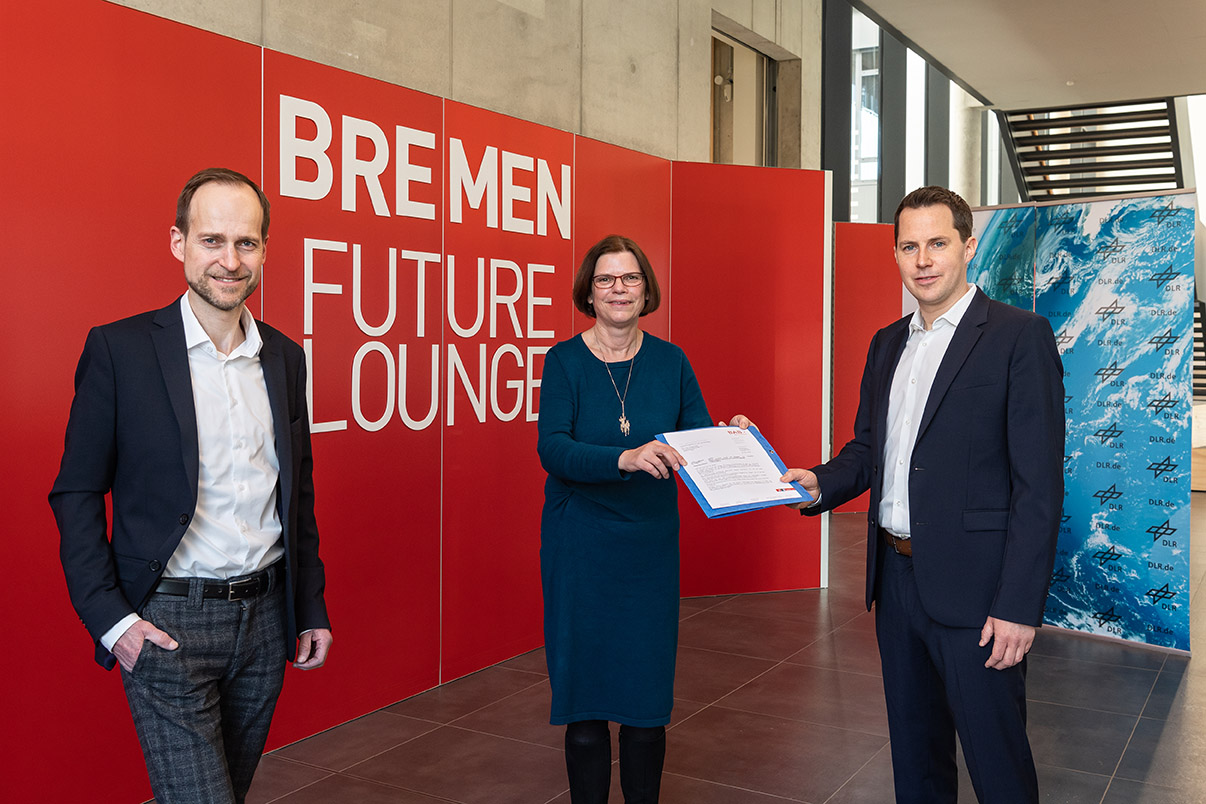 Handover of the funding grant at the ECOMAT Technology Center (from left to right) Ralf Stapp, Chairman of the Management Board of BAB, Kristina Vogt, Senator for Economics, Labor and Europe, Dr. Kristof Risse, Head of the Virtual Product House (VPH).