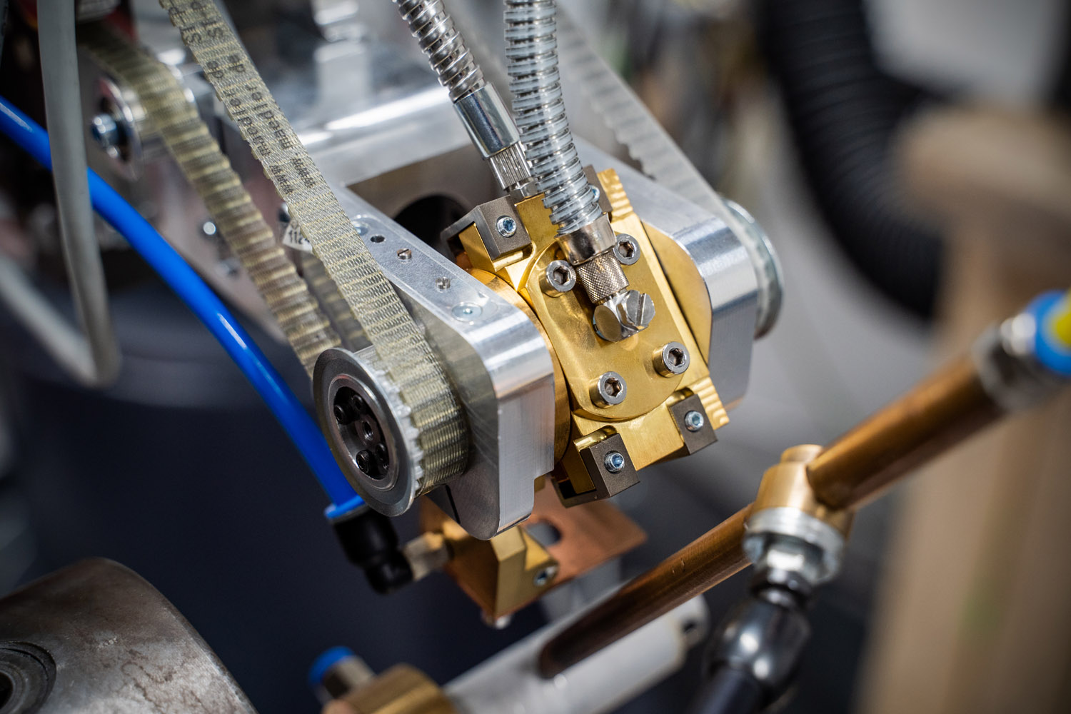 A swivelling mirror head on the laser optics of a welding robot - new process variant made in Bremen, Photo: WFB/Raveling