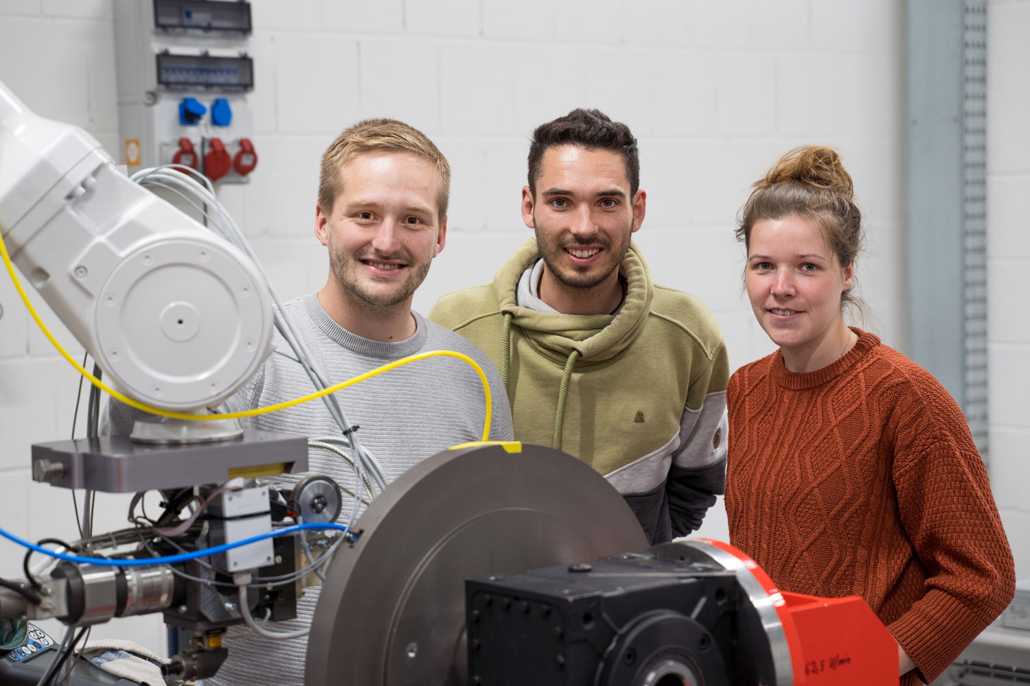 Thorsten Mattulat, Marcel Möbus and Anika Langebeck from the project team in front of the welding robot, picture: WFB/Raveling