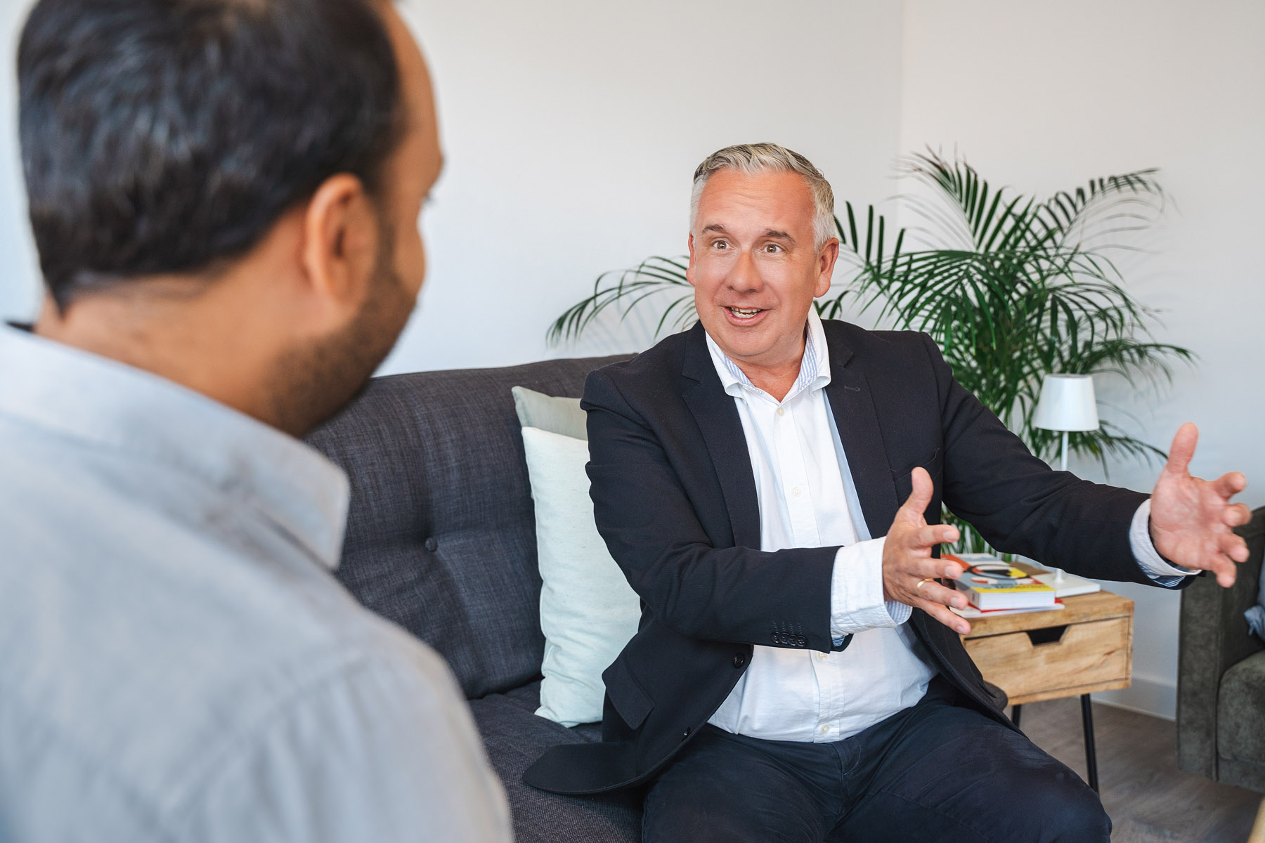 Zwei Männer diskutieren